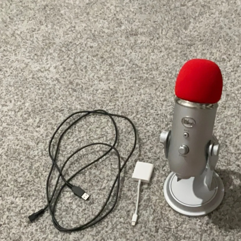 BLUE YETI SILVER MICROPHONE!! EUC CORD AND PHONE ADAPTER INCLUDED!